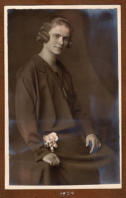 C-1924-Album 01-288-013 a