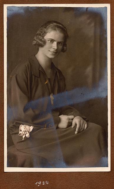 C-1924-Album 01-288-013 b