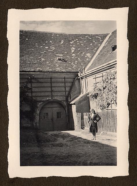 C-1931-00-Album 03-286-039 c