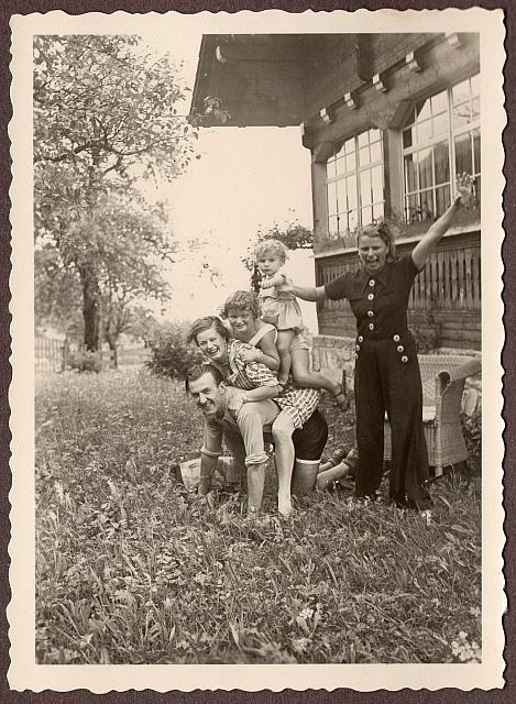 C-1936-00-Album 06-287-010 b