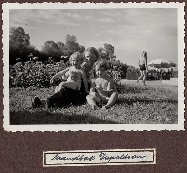 C-1936-00-Album 06-287-012 d