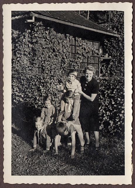 C-1936-00-Album 06-287-024 d
