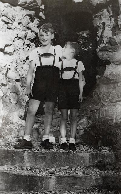 C-1936-00-Album 06-287-037 b