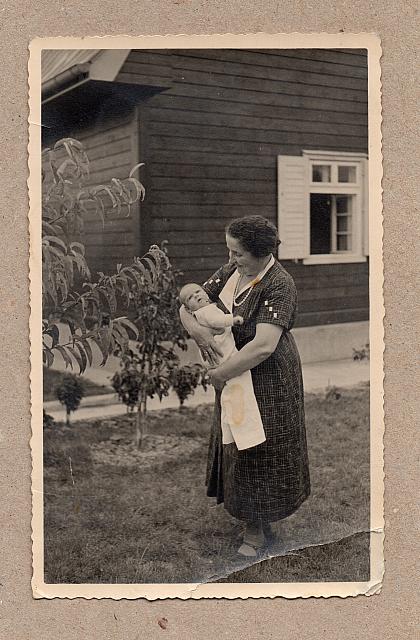 C-1925-Oma v Elle-294-001